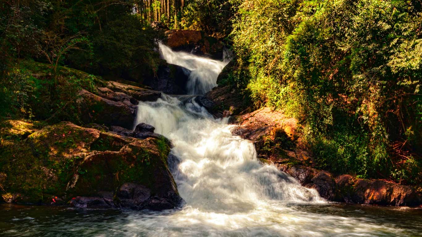 Cachoeira em Gonçalves, uma cidade de Minas Gerais que fica perto de Campos do Jordão.