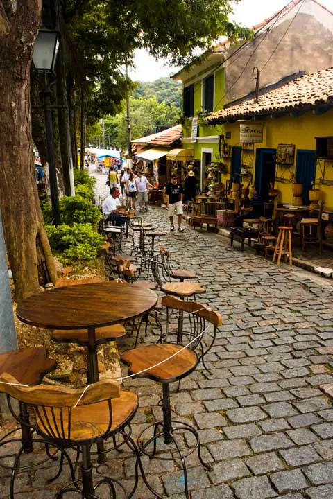 Rua com móveis artesanais expostos em Embu das Artes, São Paulo.