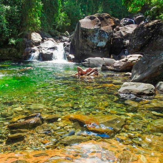 Mulher se banhando deitada no Poço do Egito, no Parque Nacional do Caparaó.