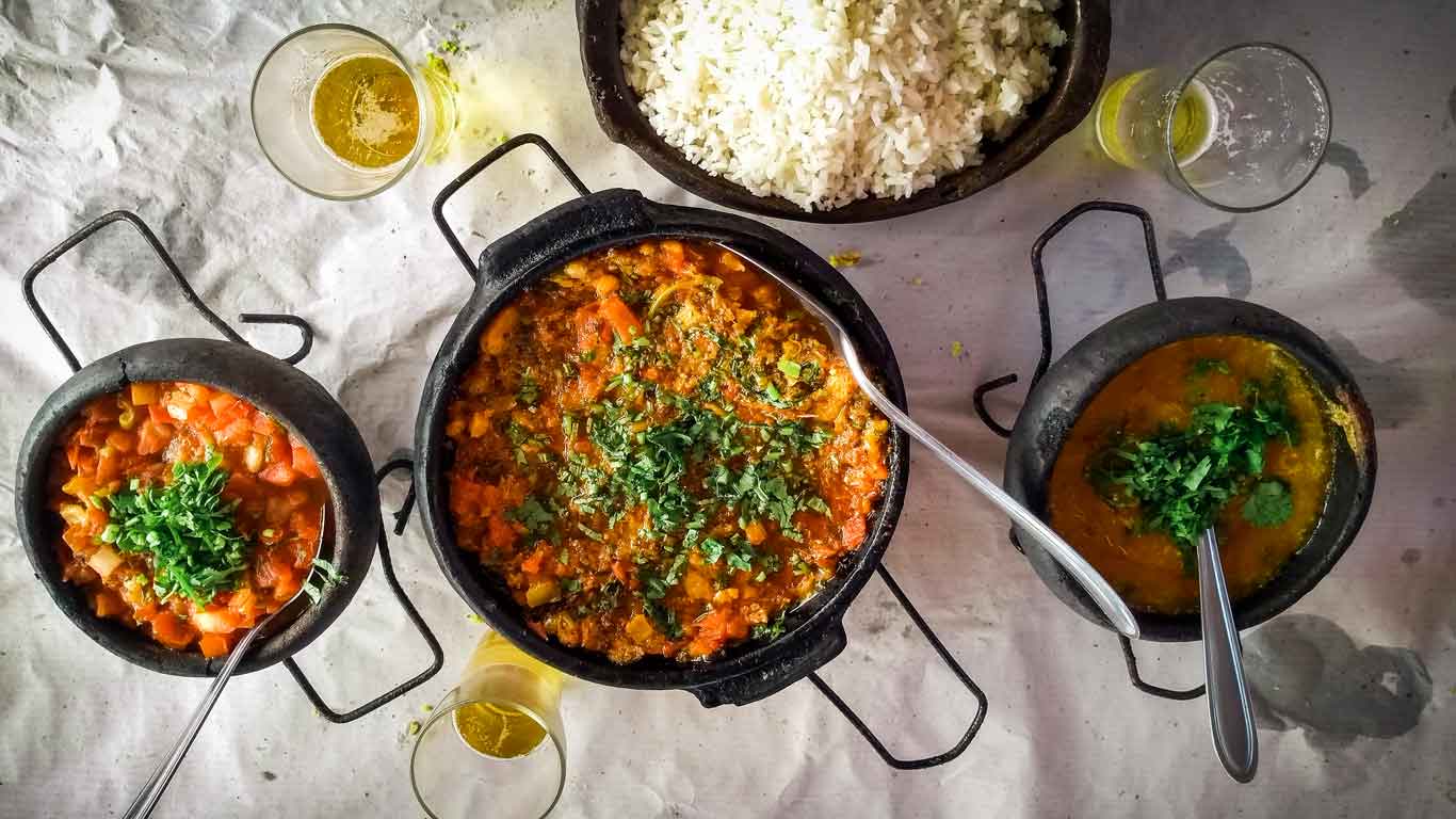 Moqueca Capixaba feita na panela de barro, acompanhada de arroz e moqueca de banana, servidas no restaurante Teresão na Ilha das Caieiras.