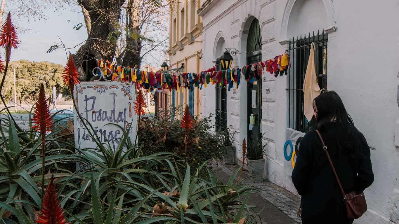 Mulher explorando o charmoso Centro Histórico, uma das melhores coisas para fazer em Colonia del Sacramento.