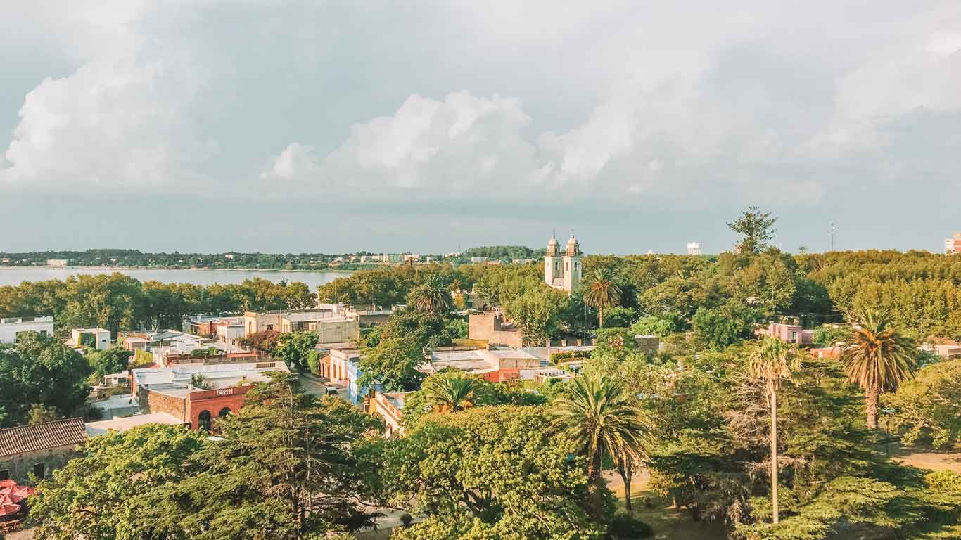 Panorama da cidade de Colonia del Sacramento inserida na paisagem natural ao seu redor.