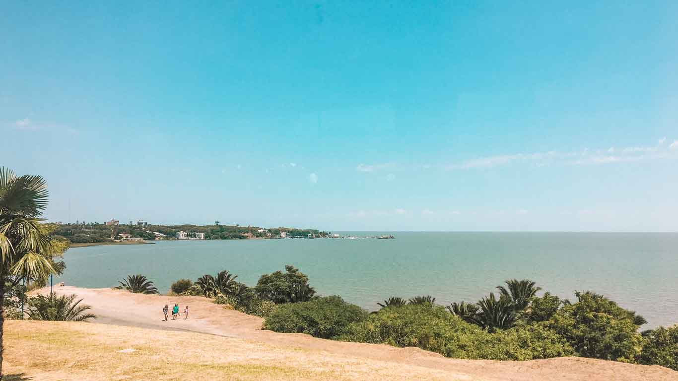 Imagem de Colonia del Sacramento em um dia ensolarado de verão.