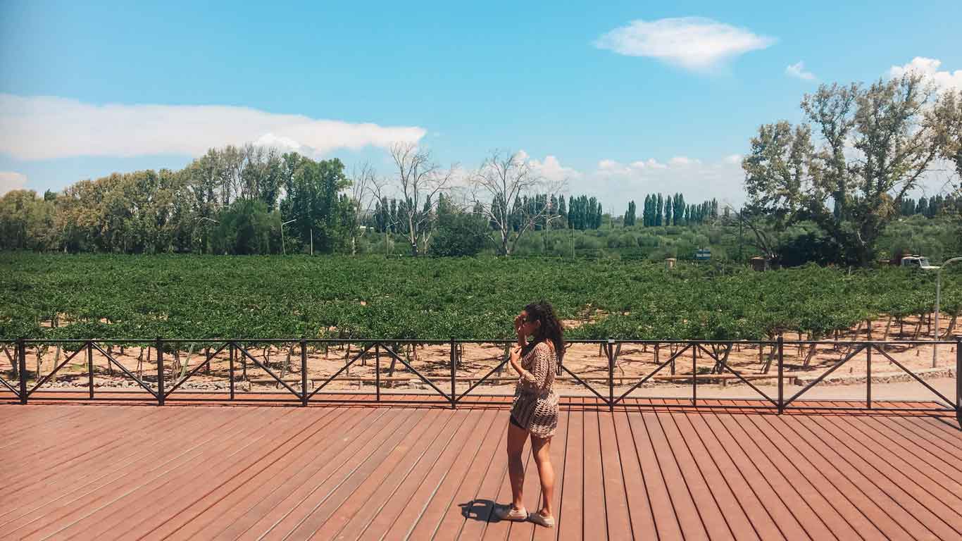 Mulher caminhando na área externa da Bodega Vistandes em Mendoza em fevereiro.