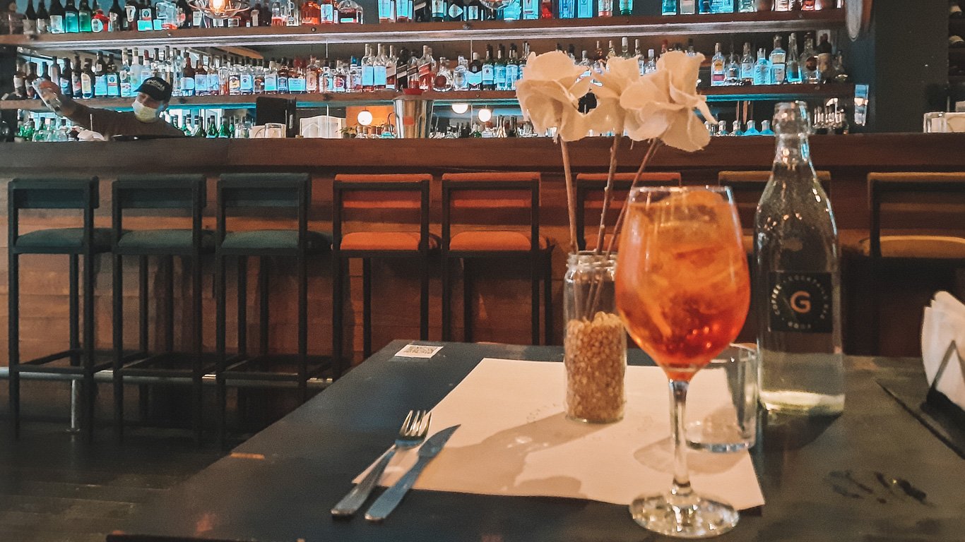 Um drink aperol na mesa de um bar em Mendoza, na Argentina.