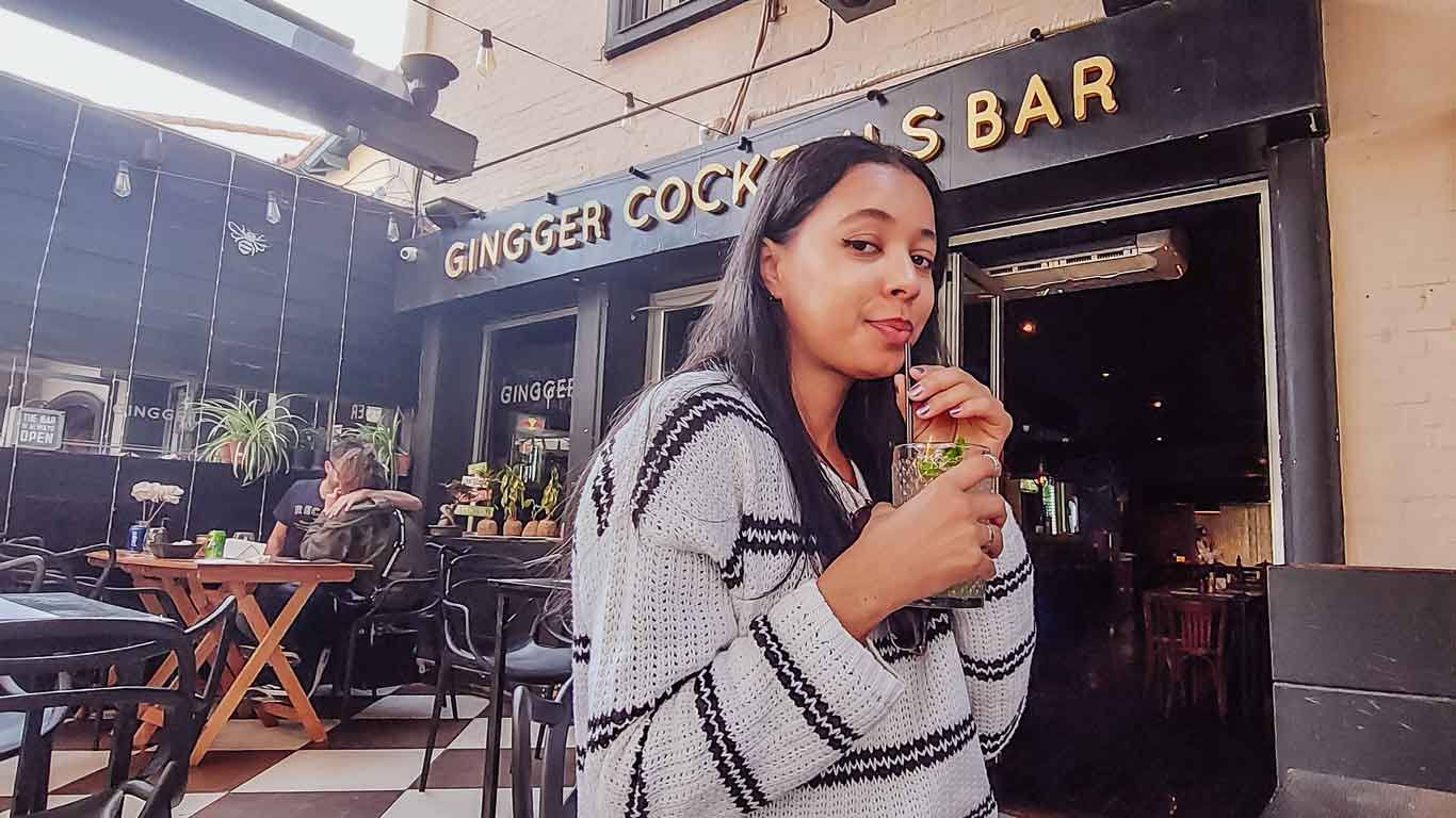 Mulher tomando um drink no Gingger Cocktails Bar em Mendoza.