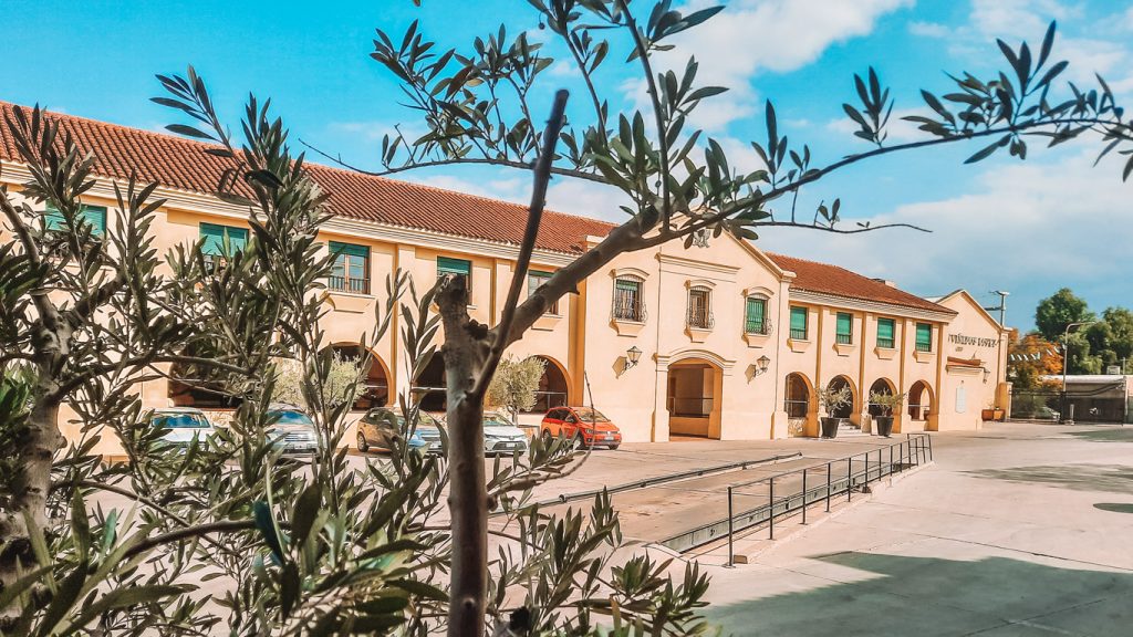 Imagem da estrutura do Bodegas Lopés em Mendoza com uma grande estrutura amarelada.