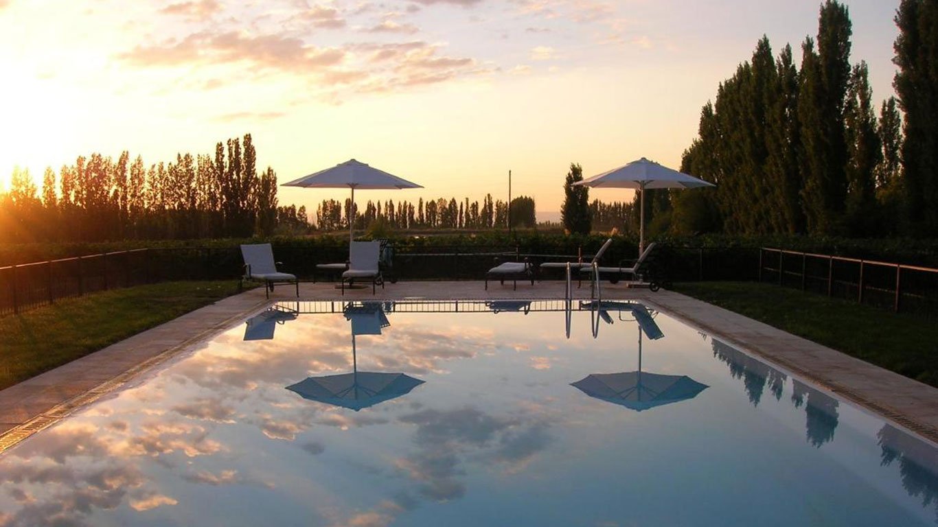 Piscina da Posada Salentein com vista para os vinhedos, em um entardecer lindo.