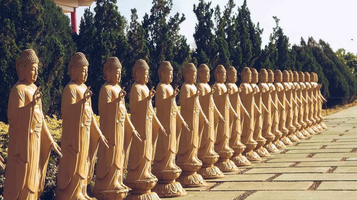 Vista das estátuas de budas enfileiradas no Templo Budista Chen Tien em Foz do Iguaçu.