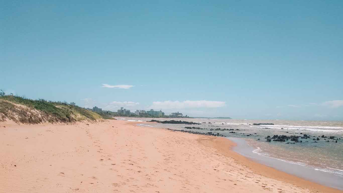 Imagem de uma praia de Anchieta totalmente deserta.