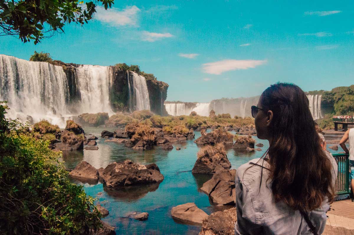 Mulher de cabelos escuros e longos, Admirando as Cataratas do Iguaçu.