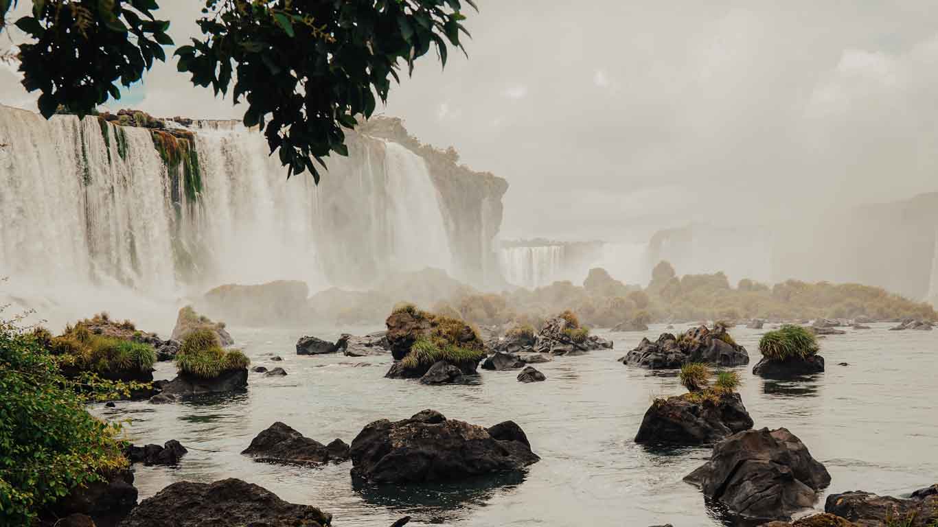 As Cataratas do Iguaçu em um dia de chuva.