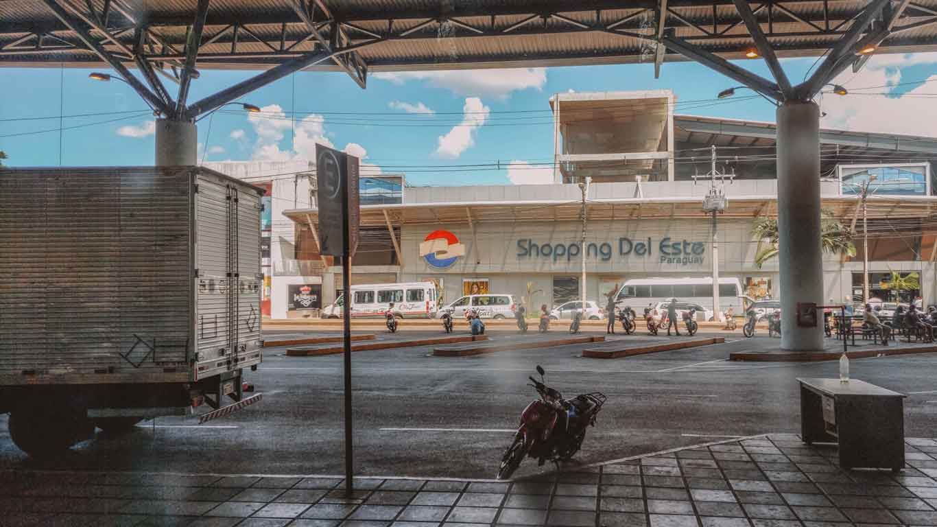 Imagem da entrada de um Shopping em Ciudad del Este, Paraguai.