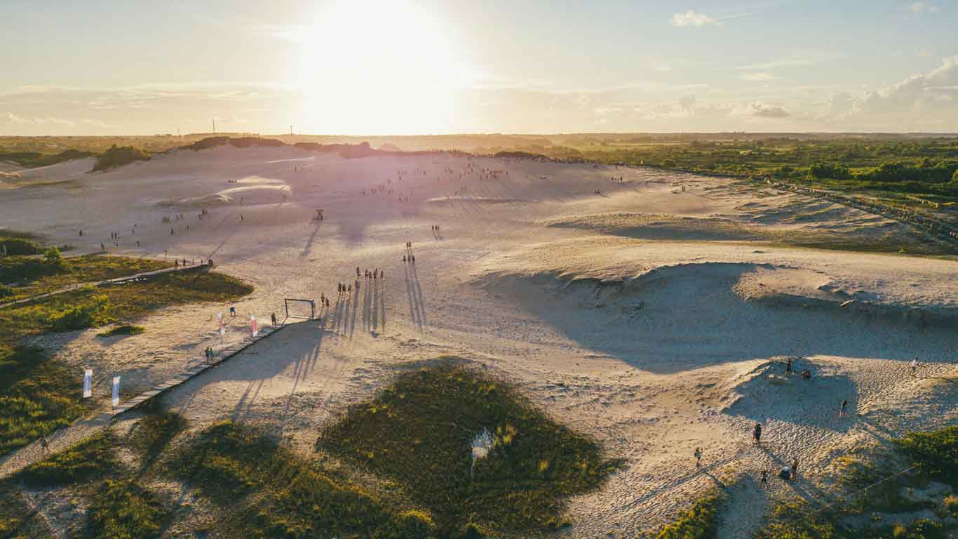 Vista das dunas de Itaúnas ao entardecer.