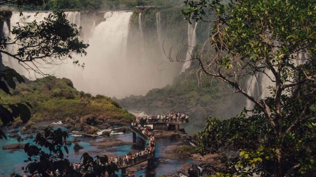 Cataratas do Iguaçu vista da trilha com suas belas quedas d'água, a melhor dica de o que fazer em Foz do Iguaçu.