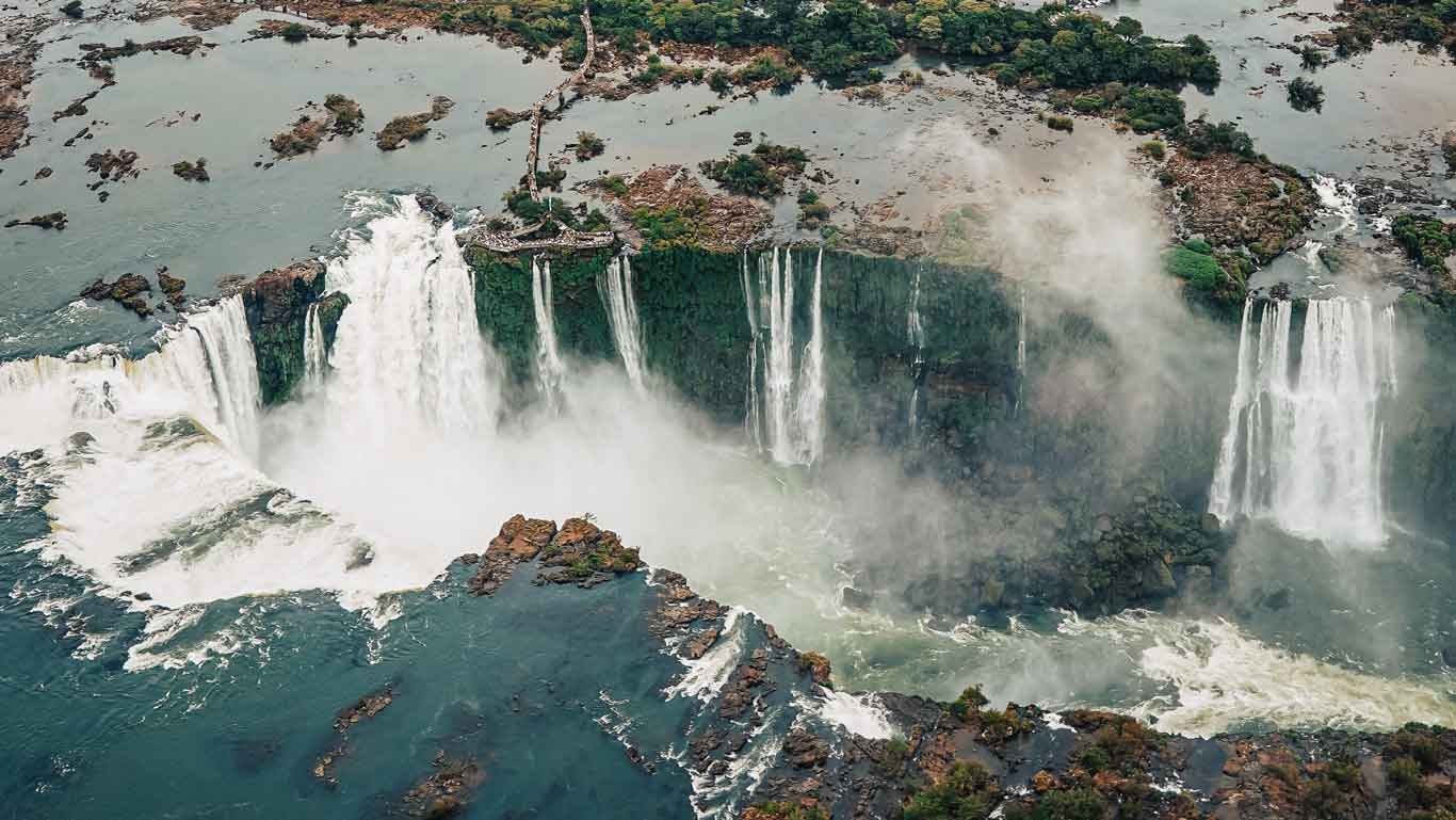 Vista aérea do passeio de helicóptero em Foz do Iguaçu.