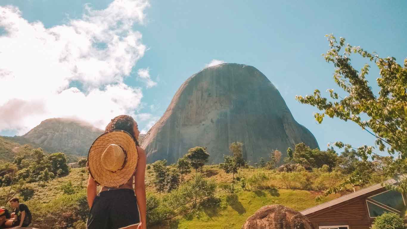 Mulher olhando para a Pedra Azul, um dos melhores lugares para conhecer no Espírito Santo.