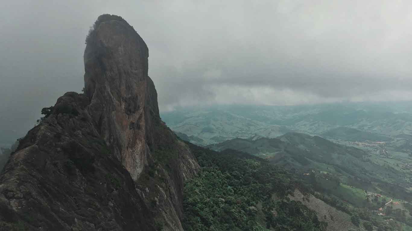 Vista da Pedra do Baú em Campos do Jordão em um dia nublado.