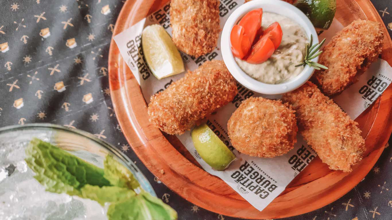 Imagem de uma porção de croquete do Capitão Bar em Foz do Iguaçu.