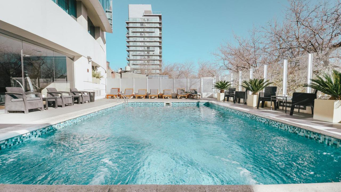 Piscina do Diplomatic Hotel em Mendoza, com vista para a cidade.