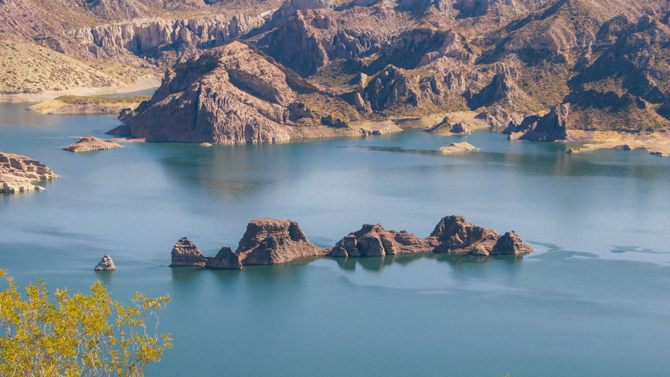 Vista do Cañon del Atuel em Mendoza no mes de setembro. As águas azuis se contrastam com uma ilha e rochas monumentais.