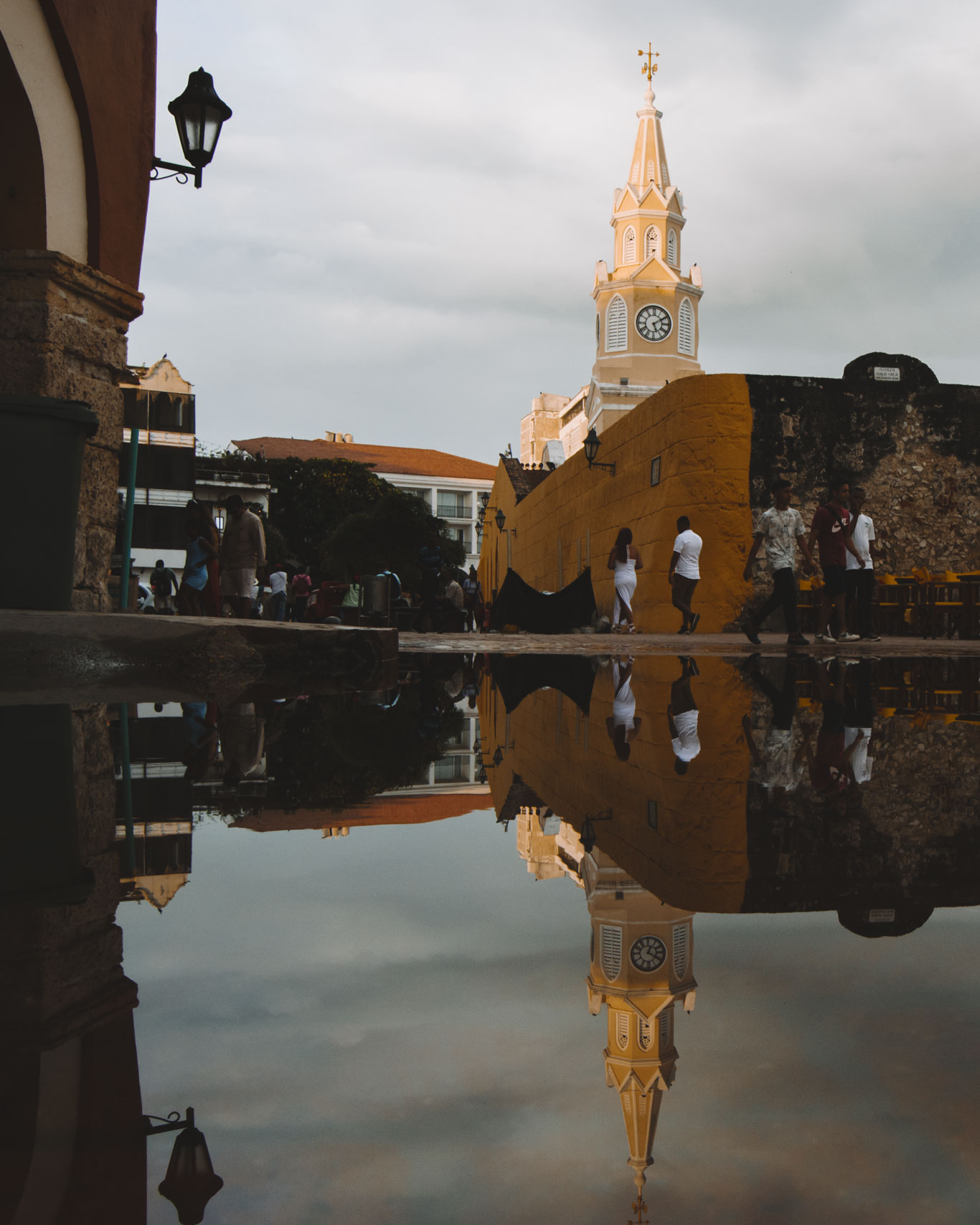 Torre do Relógio, no centro histórico de Cartagena. A torre está refletida na água da chuva.