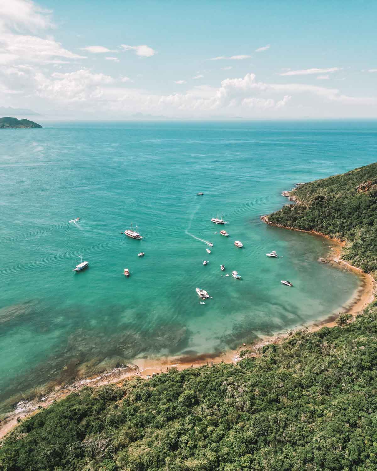 Imagem do mar de Búzios com águas azuis e vários barcos.