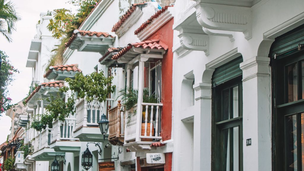 Casas coloridas da Ciudad Vieja, a região mais comoda para se hospedar em Cartagena.