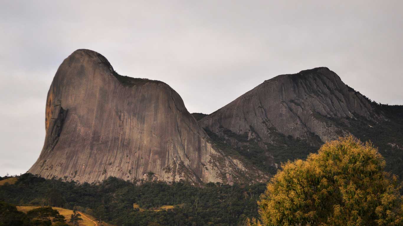 Vista da Pedra Azul em Domingos Martins, no Espírito Santo, em um dia nublado.