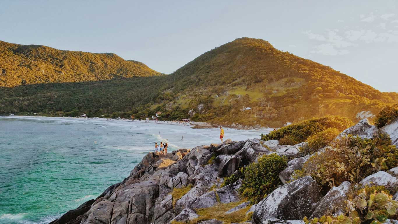 Imagem de uma praia de Santa Catarina, Brasil, em meio a natureza.