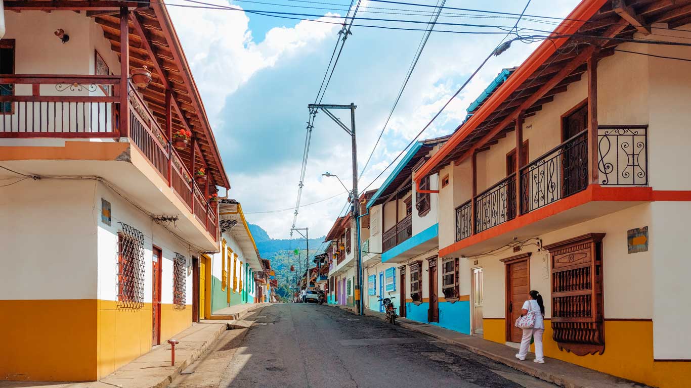 Rua com casas coloridas no centro de Jardín, Colômbia.