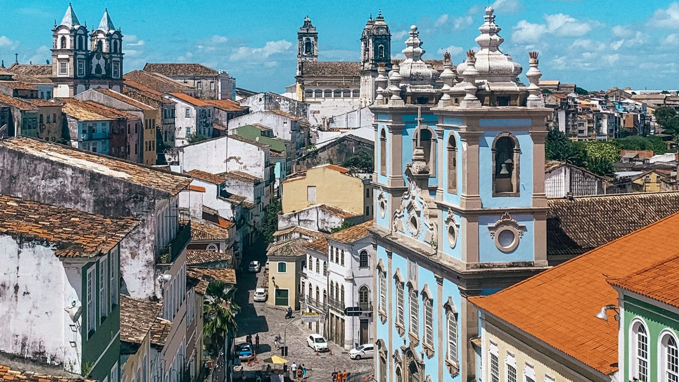 melhores-hotéis-em-salvador Casas históricas no centro de Salvador, região onde fica alguns dos melhores hotéis de Salvador.