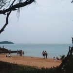 Visual nublado com céu cinza, na Praia da Tartaruga e um dia de chuva em Búzios.