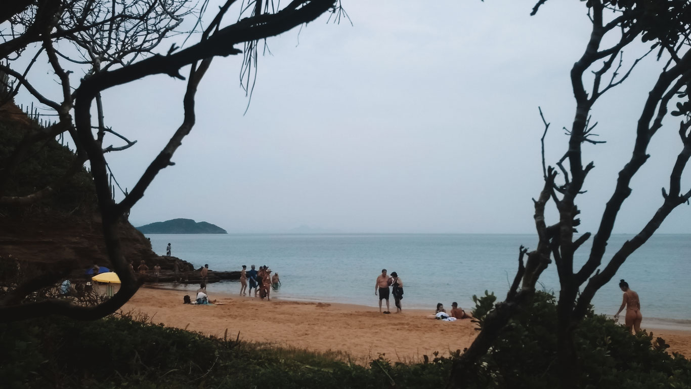 Visual nublado com céu cinza, na Praia da Tartaruga e um dia de chuva em Búzios.