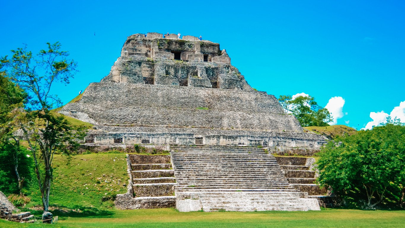 Uma pirâmide Maia no coração da selva de Belize, destacando a herança cultural e a beleza natural da região.