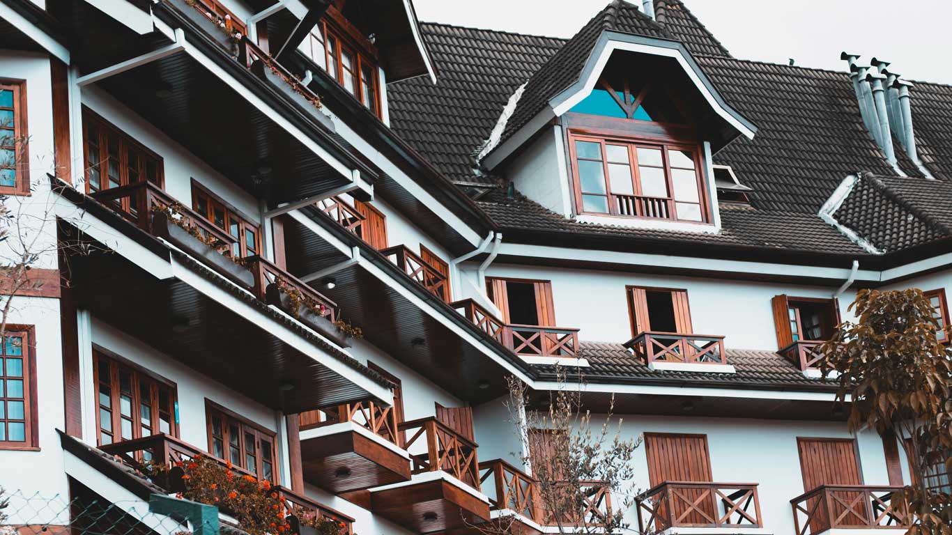 Fachada de uma casa com arquitetura europeia em Capivari, Campos do Jordão.