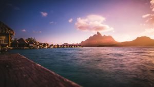 Resort com vilas flutuantes em Bora Bora na Polinésia Francesa, um destino tropical luxuoso.