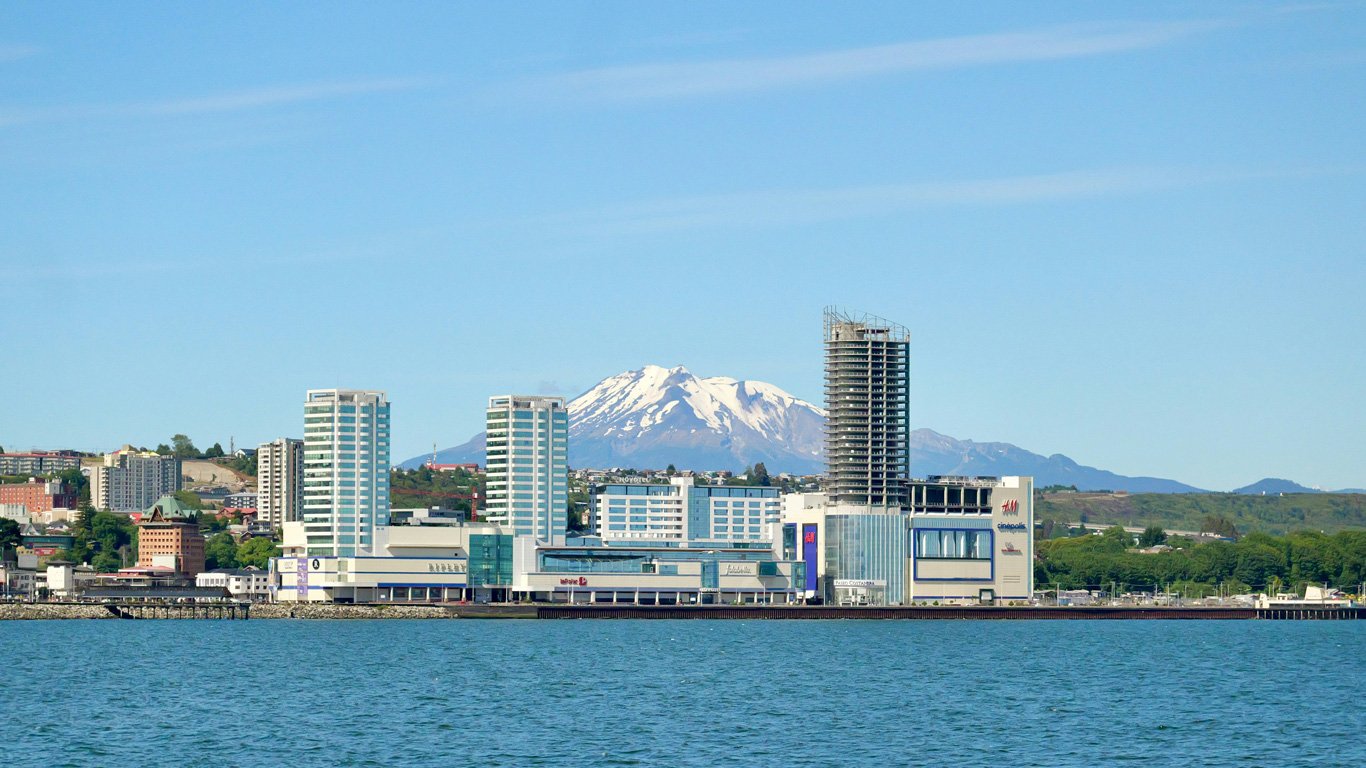 Vista da baía de Puerto Montt com os edifícios ao longo da Costanera e o vulcão Osorno ao fundo.