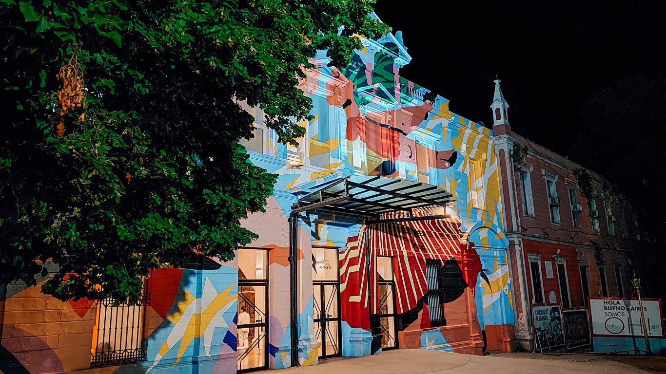 centro-cultural-da-recoleta Fachada colorida e iluminada do Centro Cultural da Recoleta em Buenos Aires, durante a noite.
