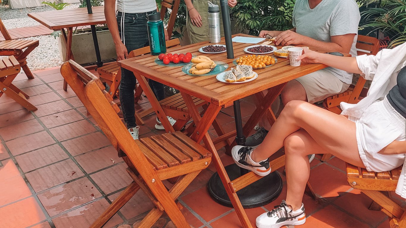 Aula interativa de espanhol em Medellín. Na imagem os alunos estão conhecendo as frutas mais típicas do país.