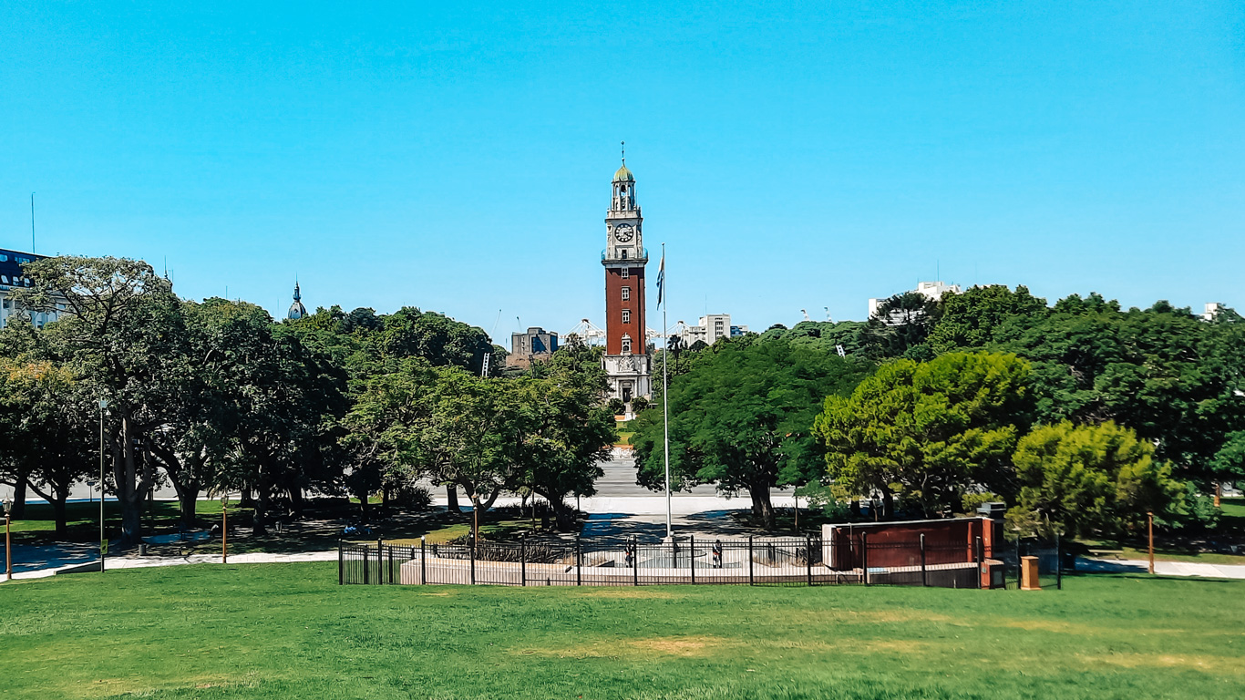 plaza-general-san-martin Torre de los Ingleses, vista da Plaza General San Martín, se ergue ao fundo de uma praça arborizada com gramado bem cuidado.
