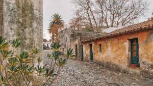 Casas históricas na Calle de los Suspiros em Colonia del Sacramento, um dos lugares mais lindos para conhecerno Uruguai.
