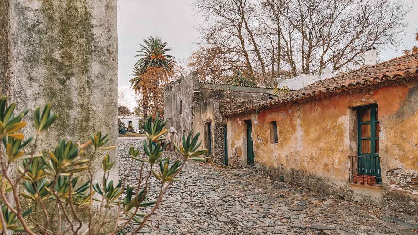 Casas históricas na Calle de los Suspiros em Colonia del Sacramento, um dos lugares mais lindos para conhecerno Uruguai.