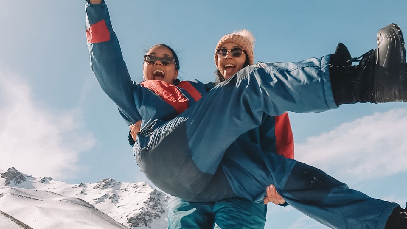 temporada-de-neve-argentina Duas mulheres se divertem na neve na região da Alta Montanha em Mendoza.