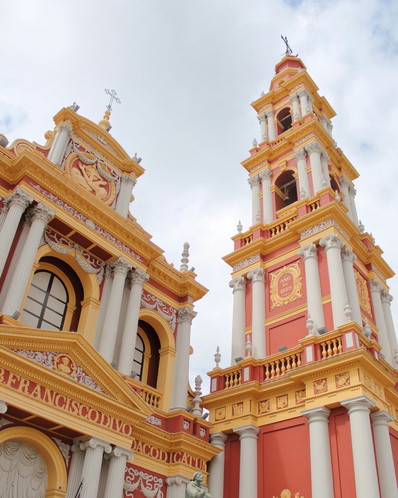 centro-de-salta Imagem de uma catedral em tons de branco e ocre no centro de Salta, a melhor região onde ficar em Salta.