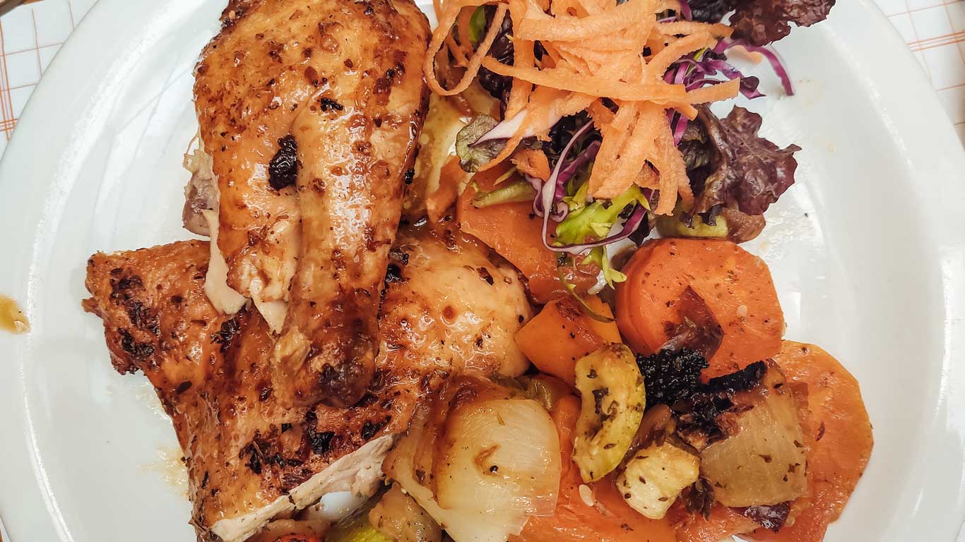 onde-comer-em-mendoza-1 Frango com legumes assados e salada, servido no restaurante Don Aldo em Mendoza.