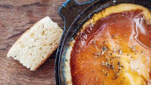 Provoleta, acompanhada de pão, servido no restaurante da bodega Tempus Alba, um dos melhores restaurante para comer em Mendoza.